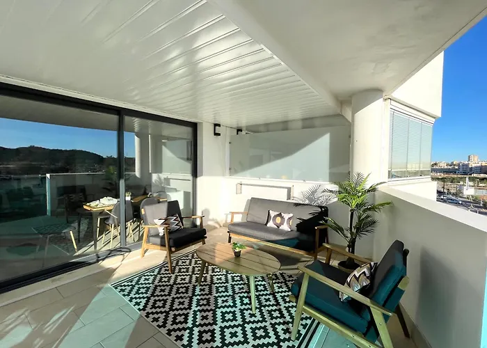 Three Bedroom Vacation Paradise Апартаменти Фуенхірола